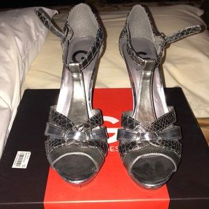Fabulous gunmetal 2 tone guess heels
